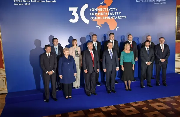 Predsednik ZDA Donald Trump se je ob robu srečanja 
voditeljev držav Pobude treh morij v Varšavi sestal tudi s 
hrvaško predsednico Kolindo Grabar-Kitarović.