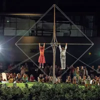 Pri SNG Nova Gorica je v sredo zvečer nastopil Cirque 
Hirsute iz Francije s  cirkuško akrobatiko na fascinantni 
strukturi.
