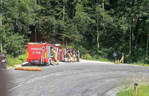 Idrijski gasilci so pomagali reševalcem, nazadnje pa iz potoka 
dvignili na cesto še motor. 
