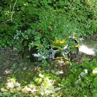 Avstrijskega motorista je na cesti med Sovodnjami in Kladjem v ovinku zaneslo s ceste v potok.