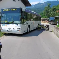 Motorist je včeraj med Bukovjem in Predjamo trčil v avtobus.