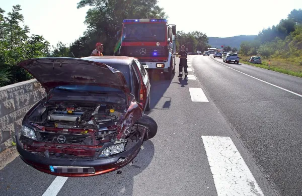 Danes zjutraj sta na izolski obvoznici trčila avtomobila, pri 
čemer se je ena oseba poškodovala.