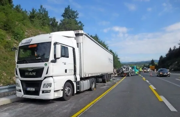 Po torkovi nesreči na avtocesti pri Uncu se je v šestih urah nabralo 30 kilometrov kolone. 
