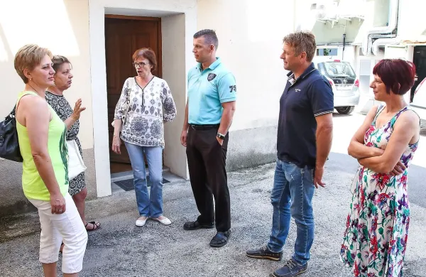 Pet od osmih nekdanjih zaposlenih v propadlem podjetju 
Lipica Turizem je skupaj z Damjanom Volfom predstavilo 
odločitev delovnega sodišča v Kopru.