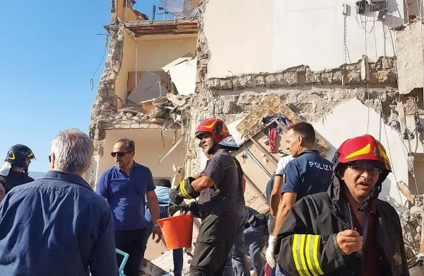 V kraju Torre Annunziata v južnem predmestju Neaplja se je  
zrušila štirinadstropna stanovanjska zgradba.