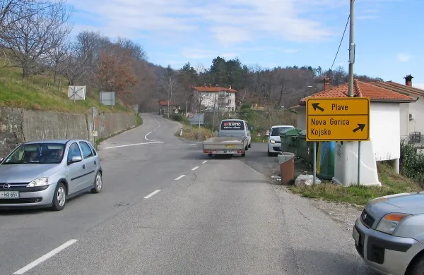 V kratkem naj bi začeli delati še rondo na   državni cesti skozi 
Brda v Gonjačah. 