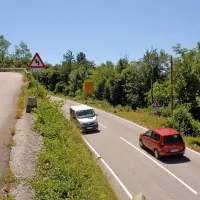 Ločeni križišči na dveh višinskih ravneh (desno zadaj je 
razcep za Grgar In Trnovo, levo zgoraj cesta na Sveto goro) 
bo nadomestilo krožišče.  