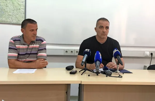 Dean Jurič, vodja sektorja kriminalistične policije Policijske 
uprave Koper (desno), je povedal, da so osumljenca izsledili 
danes okrog 13. ure v Žusterni in mu odvzeli prostost ter ga 
privedli na policijo.