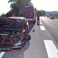 Včeraj zjutraj je tujec z bivališčem v Kopru z rdečim oplom 
nad Izolo trčil v avto Portorožanke. 