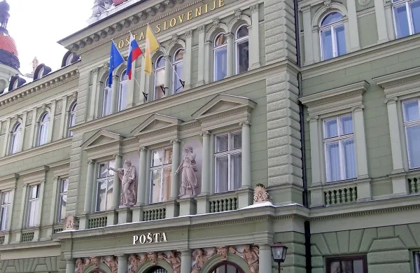 Koprski kriminalisti preiskujejo sum korupcijskih kaznivih 
dejanj, povezanih z javnim naročilom, ki ga je nedavno 
objavila Pošta Slovenije.  