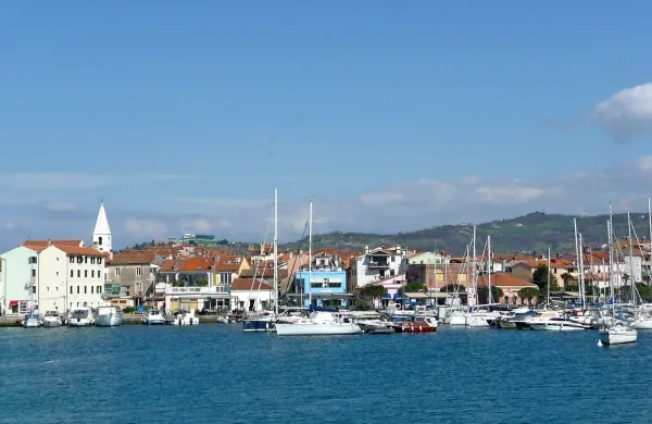 Komunala Izola plačuje vodno nadomestilo za občinsko pristanišče od leta 2012, ko so ga 
pocenili. 