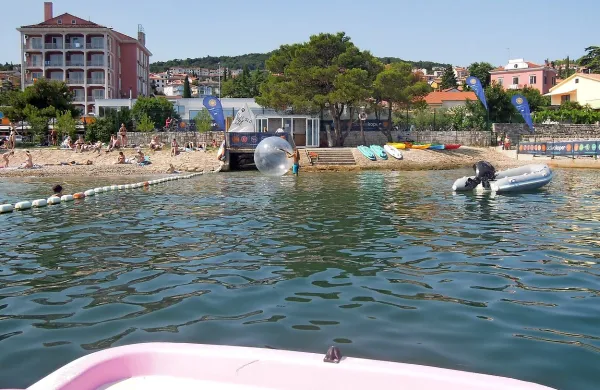 Najbolj privlačna je trenutno zorbing žoga, v katero zlezete in se v njej kotalite po morju. 