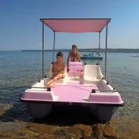 Na plaži sta na izposojo dva pedalina, ki poleg razvijanja 
mišic ponujata možnost pobega pred gnečo na obali.