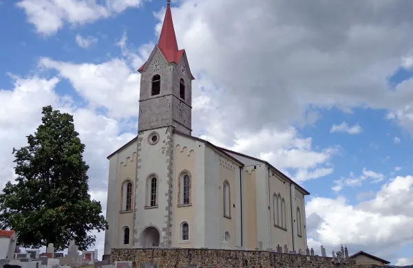Cerkev sv.  Helene na Premu  tvori skupaj s premskim gradom in rojstvo hišo Dragotina Ketteja 
premski trojček, zanimiv tudi za turiste.
