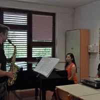 Pri urah klasičnega saksofona Matjaža Drevenška (desno) je 
sodelovala tudi korepetitorka Japonka Sae Lee (za klavirjem).