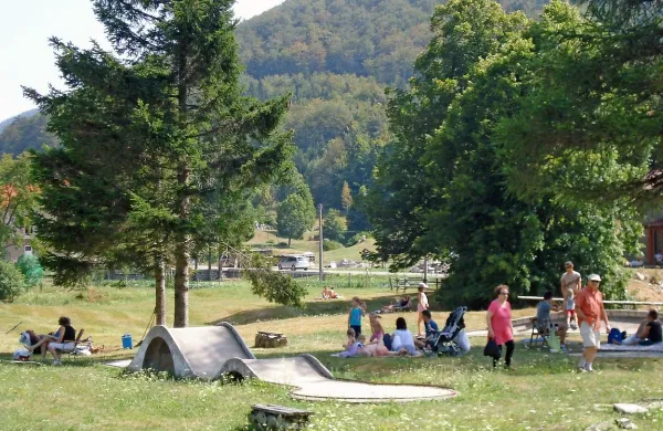 Zunaj urbanih središč,  v zelenem okolju je precej laže 
prenašati toplotno obremenitev oziroma so temperature 
nižje.
