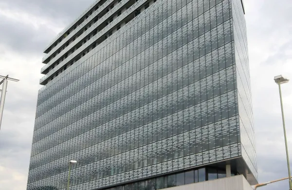 Po včerajšnji dražbi so v zgornjih štirih nadstropjih Eda centra 
prodana vsa stanovanja. Trši oreh bo prodaja trgovsko-poslovnega dela.
