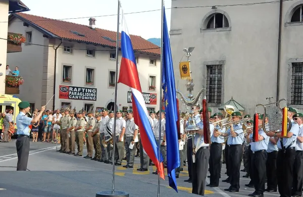 Zbogom orožje v harmoniji akordov