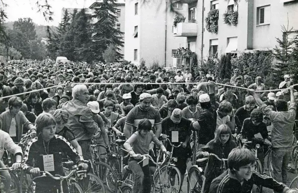 Kolesarjenja prijateljstva se je udeleževalo med 500 in 2000 
ljudi na leto. 