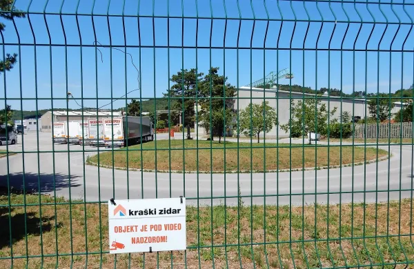 Kompleks Mehanizacija meri skoraj 62.000 kvadratnih metrov, na njem je več hal in stavb, večina jih je v najemu. Med 
večjimi najemniki je tudi podjetje Trampuž Transport.