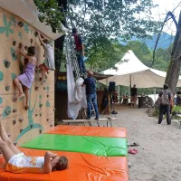 Najmlajšim so v zabavo ponudili plezalno steno, sestavljanje 
puzl in dve reki.   