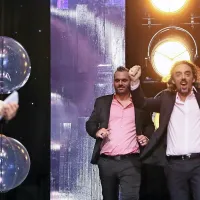 Nagrade strokovne žirije za  glasbo se je  razveselil Tomaž Klepač 
(desno). Skladbo Moje oči je zapel z Iztokom Gustinčičem.


