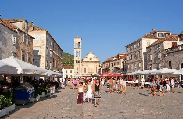 Moške, ki se bodo v mestu Hvar sprehajali zgoraj brez, bodo 
kaznovali s 500 evri, osebe, ki se bodo sprehajale v kopalkah, 
tvegajo 600 evrov kazni, tisti, ki bodo na javnih mestih jedli in 
pili, pa tvegajo kazen 700 evrov.