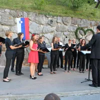 Mešani pevski zbor Zavratec je otvoritev novega vaškega središča s koritom oblikoval v 
ljubezensko zgodbo.