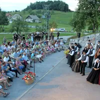 Pevci in  folklorna skupina Kal nad Kanalom so z zgodbo ob 
koritu prepričali več ljudi, kot jih šteje Zavratec sam. 