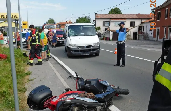 V Povžanah je domačin zapeljal naravnost pred vozeči 
kombi. 