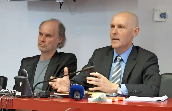 Tožilka je za rektorja Dragana Marušiča (levo) in odvetnika 
Velimirja Cugmasa predlagala prisilno privedbo,  če pa ta ne 
bi bila uspešna, naj sodišče za oba odredi pripor, da bi  izvedlo 
kazenski postopek.