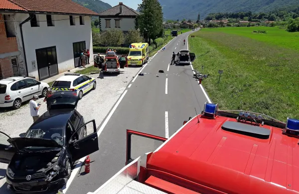 Mladi motorist je najprej trčil v ustavljen avto, ki je nameraval zaviti v levo, nato pa še v prednji 
levi del slovaškega vozila, ki je pripeljalo iz nasprotne smeri.