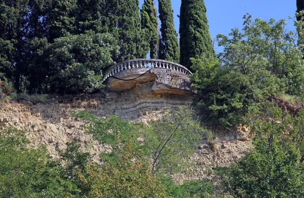 Kamni pod  balkonom nekdanje utrdbe  nad rtom Seča se 
rušijo zaradi načete pečine.