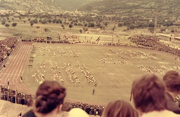 Ko so odprli stadion, je bil še ves severni del mesta proti Solkanu prazen. Desetletje  
kasneje je  zraslo več blokov na Ledinah in kasneje Cankarjevi ulici.