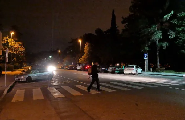Ko pade mrak, vozniki pešcev, ki prečkajo ulice, ne vidijo 
dobro  niti na prehodih  sredi mesta.