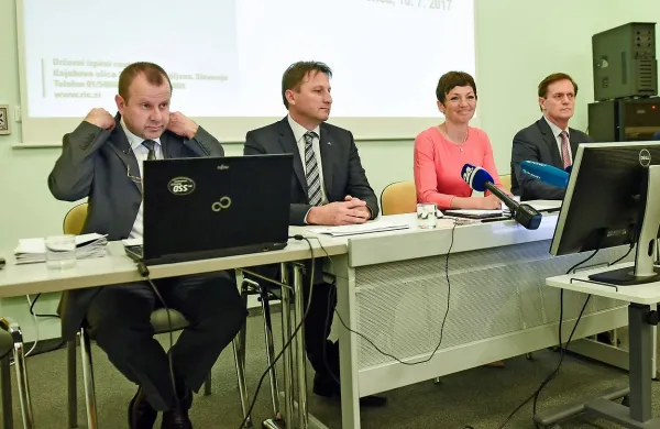Direktor RIC Darko Zupanc (z leve), predsednik komisije za 
splošno maturo Blaž Zmazek, ministrica Maja Makovec 
Brenčič in predsednik komisije za poklicno maturo Boris 
Dular so včeraj čestitali vsem, ki so na maturi dosegli svoje 
cilje. 