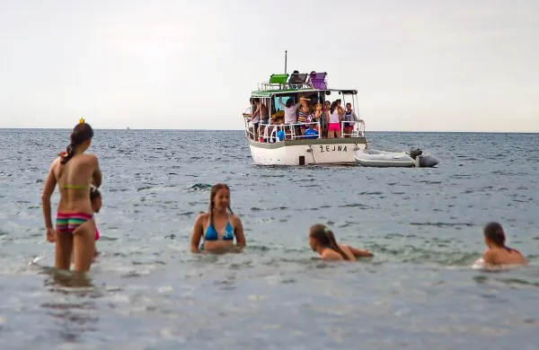 Barka Žejna znova ob vikendih vozi turiste med Sv. Katarino 
in Debelim rtičem.