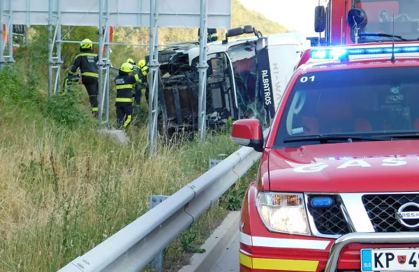 Tovornjak zapeljal v odbojno ograjo in pristal na boku