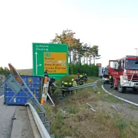 Tovornjak zapeljal v odbojno ograjo in pristal na boku