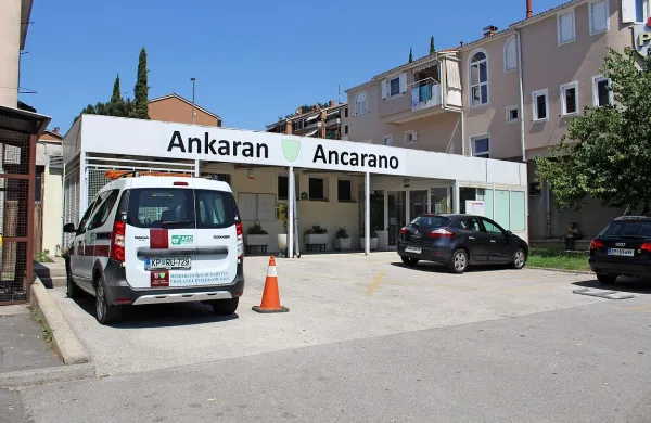 Redarska služba bo letos večkrat na dan preverjala, ali 
vozniki avtomobile parkirajo tudi na pločnikih. 