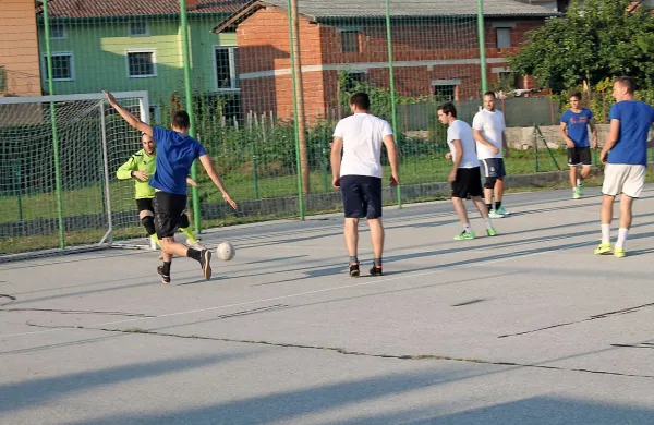 Zmagovalci turnirja v Dornberku so bili nogometaši Bara 
Štrukelj (v modrem). 