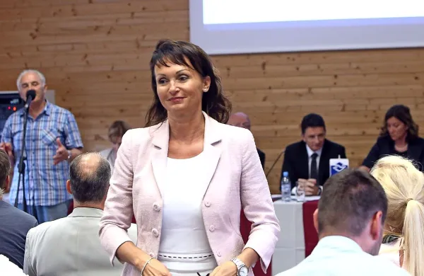 Včeraj so odprto pismo predsednici uprave SDH Lidii Glavina 
(na fotografiji) in tistim, ki jo vodijo v lutkovnem gledališču, kot 
so zapisali, poslali iz Civilne fronte Vstala Primorska - vstani 
Slovenija.