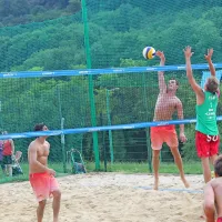 Domači veteran Gregor Sirk je  z Markom Maražem (oranžna)  
v finalu nekajkrat uspel prelisičiti sicer zmagovalni par 
Košenina - Drobnič. 