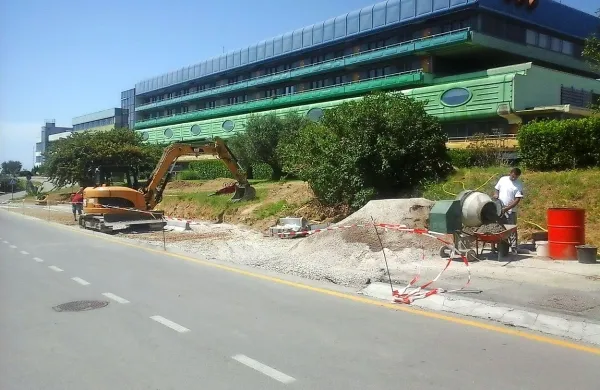 Novo avtobusno postajališče bo nared v dveh tednih. Dokler 
ga ne bodo uradno odprli, bodo na njem parkirala reševalna 
vozila.