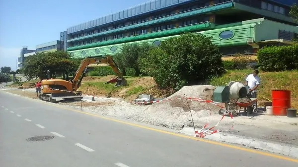 Novo avtobusno postajališče bo nared v dveh tednih. Dokler 
ga ne bodo uradno odprli, bodo na njem parkirala reševalna 
vozila.