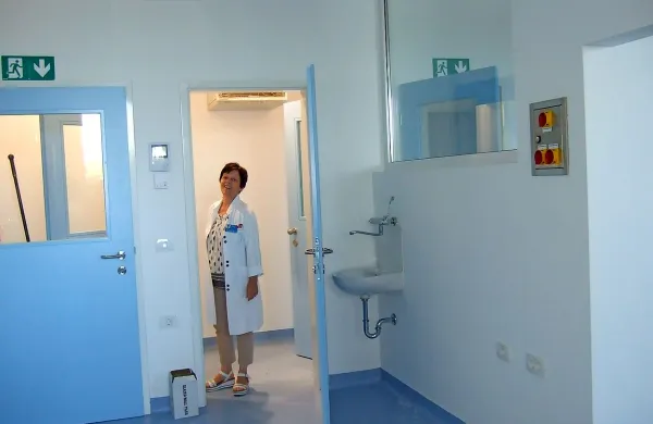   Zaposleni in vodstvo izolske bolnišnice čakajo na jesenski pogon sodobnih prostorov nove sterilizacije, gradbena dela bodo sklenili te dni. 