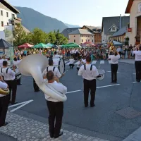 Madžarska vojaška godba je s promenadnim koncertom 
zapolnila bovški trg. 