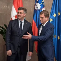 Cerar in Plenković vsak na svojem bregu glede arbitražne sodbe