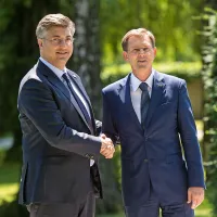Cerar in Plenković vsak na svojem bregu glede arbitražne sodbe