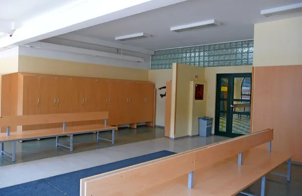 Tudi garderoba je  postala pretesna. Najbrž jo bodo razširili v 
avlo (za zelenimi vrati). 
